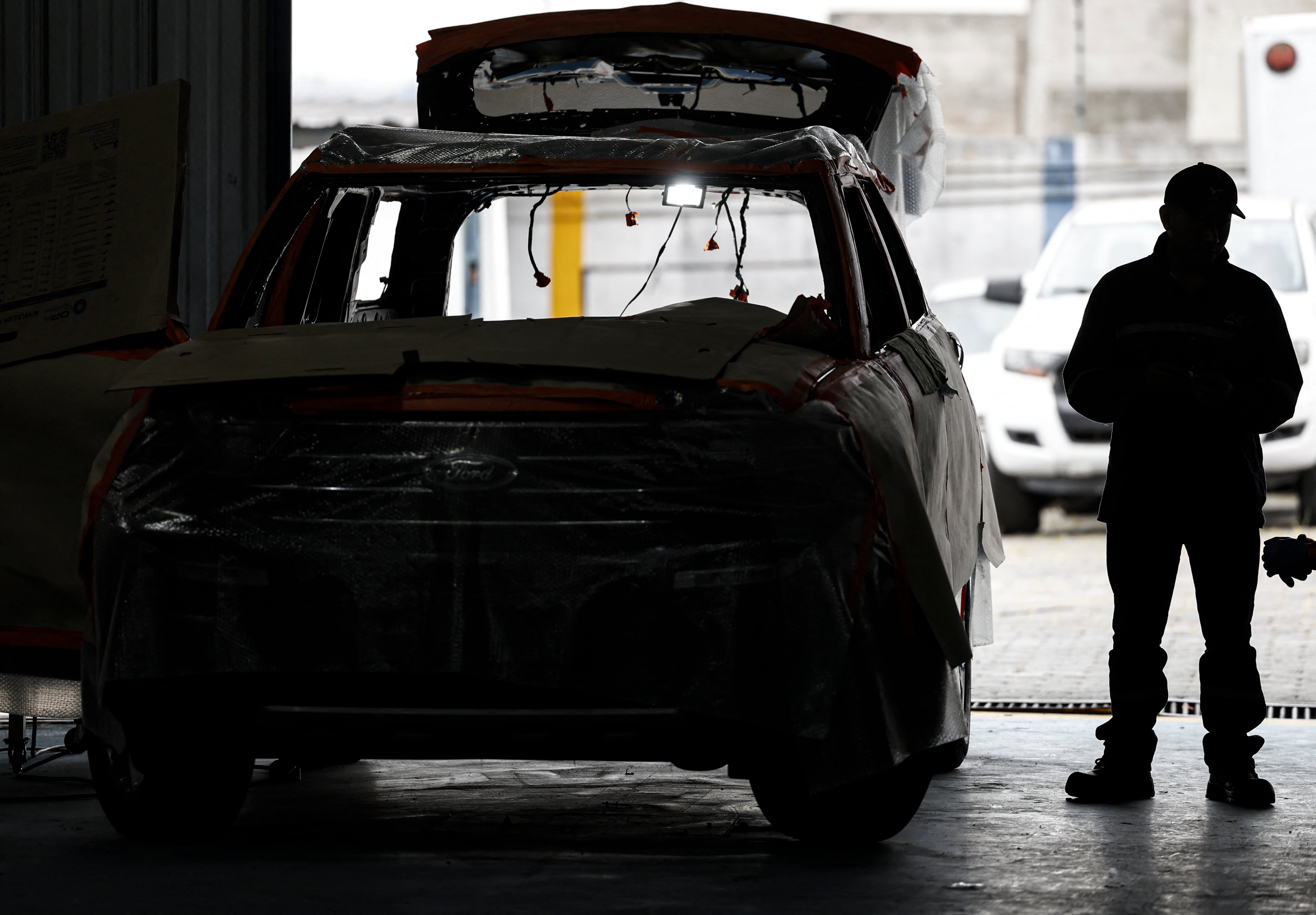 Los propietarios de vehículos de alta gama pagan fortunas para blindarlos contra el narcotráfico y la violencia de las pandillas, en medio de un "boom" en la industria de seguridad de Ecuador.