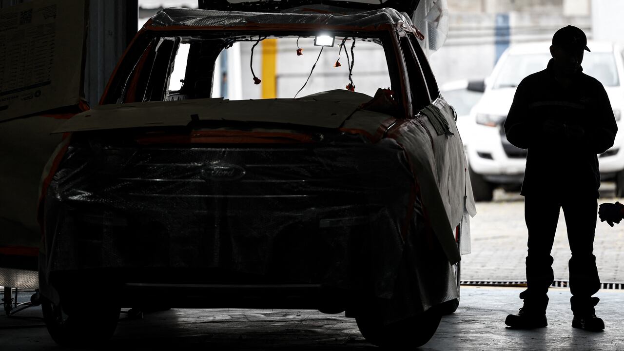 Los propietarios de vehículos de alta gama pagan fortunas para blindarlos contra el narcotráfico y la violencia de las pandillas, en medio de un "boom" en la industria de seguridad de Ecuador.