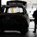 Un mecánico trabaja para blindar un vehículo en el taller de la empresa de seguridad Auto Express en Quito el 15 de agosto de 2023. Los propietarios de vehículos de alta gama pagan fortunas para blindarlos contra el narcotráfico y la violencia de las pandillas, en medio de un "boom" en la industria de seguridad de Ecuador. (Foto por MARTÍN BERNETTI / AFP).