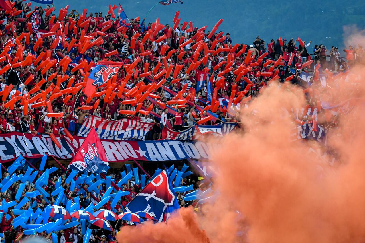 Fiesta de los hinchas del Medellín, que tras vencer a Junior sueñan con la final.