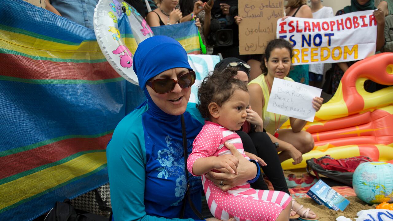 El uso del 'burkini' en Francia es debate de polémica desde hace algunos años.