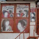 Polémica luego de que los talibanes prohibieran los salones de belleza en Afganistán.