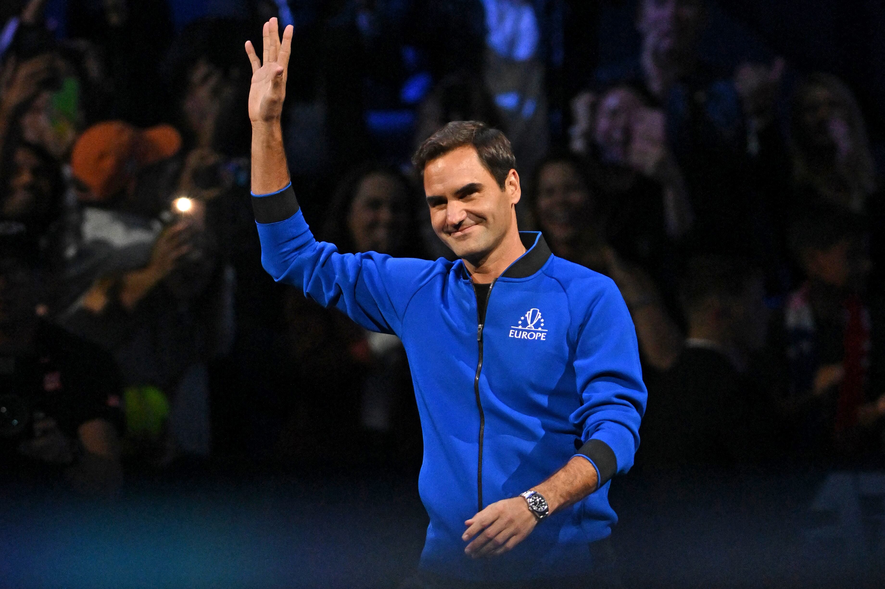 Switzerland's Roger Federer acknowledges the applause as he walks onto court ahead of the evening's matches in the 2022 Laver Cup at the O2 Arena in London on September 23, 2022. - Roger Federer brings the curtain down on his spectacular career in a "super special" match alongside long-time rival Rafael Nadal at the Laver Cup in London on Friday. (Photo by Glyn KIRK / AFP) / RESTRICTED TO EDITORIAL USE