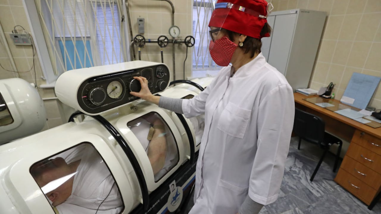 ST PETERSBURG, RUSSIA - DECEMBER 1, 2020: A medical worker operates a hyperbaric oxygen therapy chamber used for patients as part of their post-COVID rehabilitation programme at St Petersburg City Consultative and Diagnostic Centre No 1. Peter Kovalev/TASS (Photo by Peter Kovalev\TASS via Getty Images)