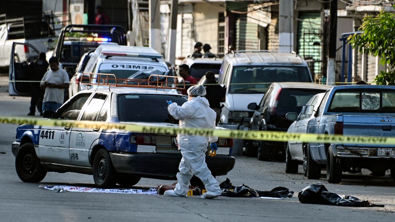Personal forense trabaja en el sitio donde fueron abandonados pedazos de cuerpo humano en la ciudad portuaria turística de Acapulco, estado de Guerrero, México, el 7 de julio de 2024.