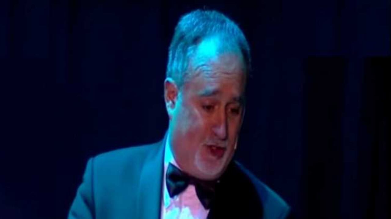 Martín O'Connor reemplazó a Daniel Rabinovich, tras su muerte, en Les Luthiers.