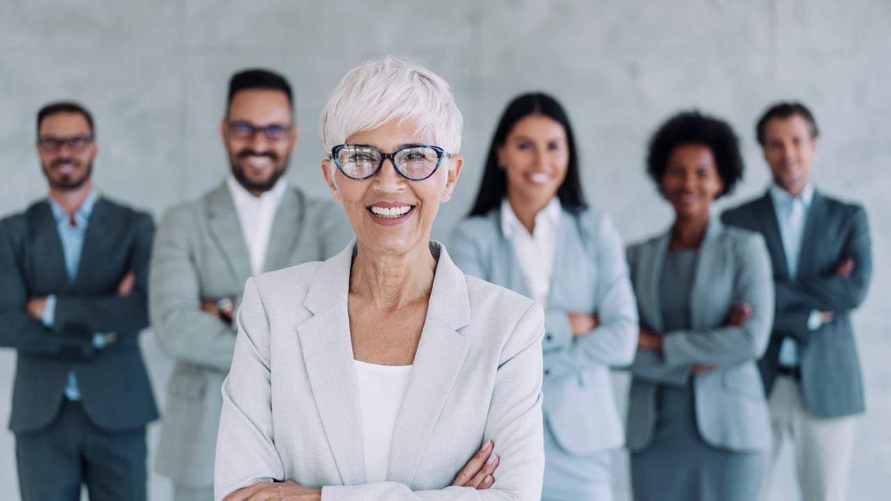 La presencia de empresarias exitosas en juntas directivas puede servir como modelos a seguir para otras mujeres interesadas en carreras empresariales.