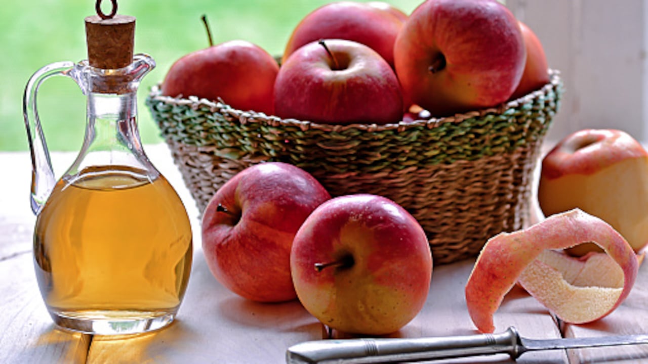 El vinagre de manzana o de sidra es empleado de manera frecuente en la cocina, por lo general, se usa como aderezo para acompañar las ensaladas; incluso algunas personas lo usan para adelgazar.