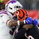 Damar Hamlin de los Buffalo Bills choca con Tee Higgins de los Cincinnati Bengals en partido de la NFL.