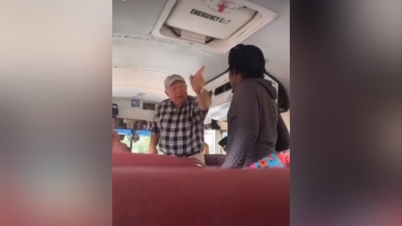 Un conductor de bus escolar empujó a dos niños afroamericanos en Georgia, Estados Unidos
