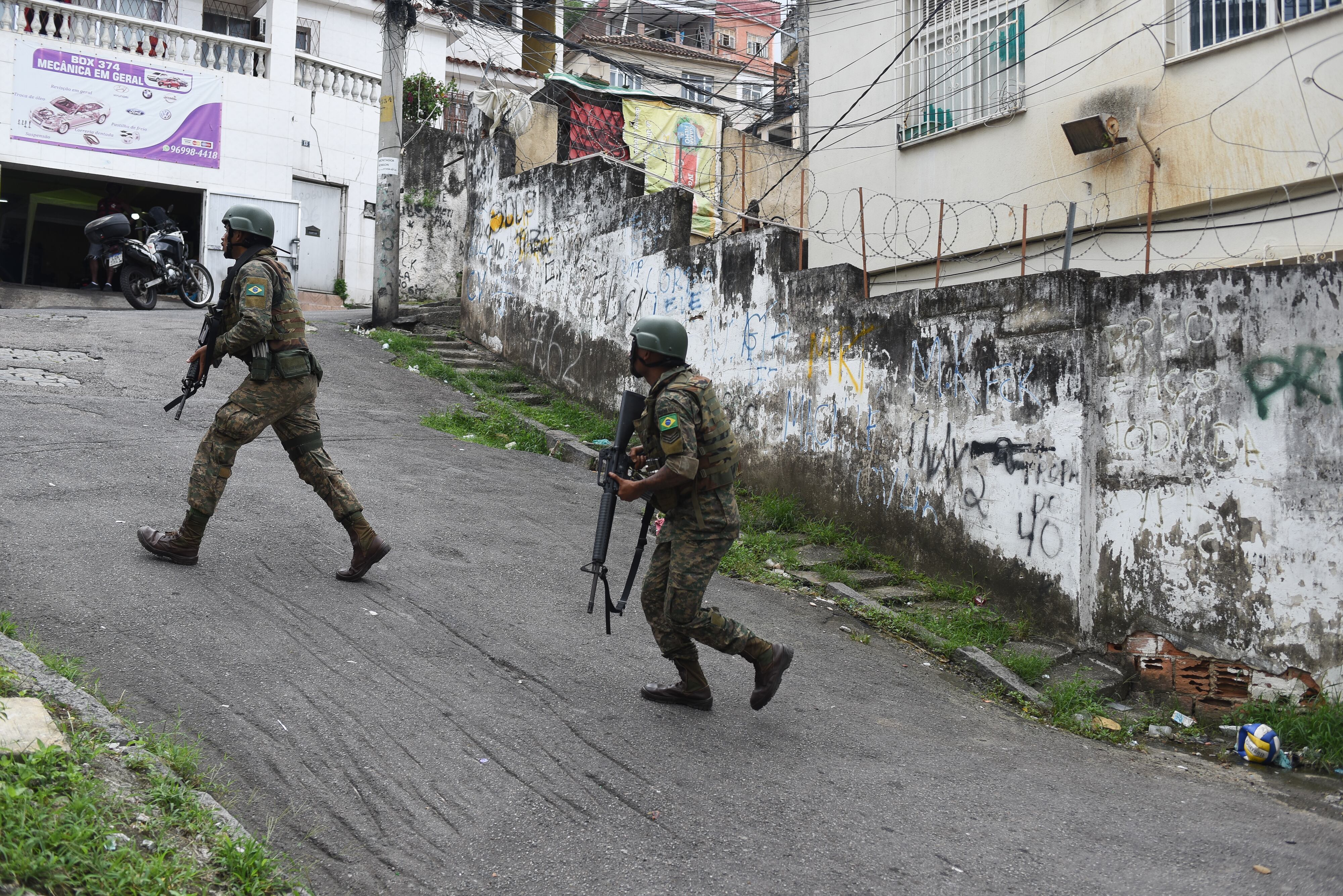 Vehículos blindados de la Marina patrullan alrededor del hospital militar después de que fuera atacado por narcotraficantes del complejo de la favela Lins en Río de Janeiro, Brasil, el 12 de diciembre de 2024.