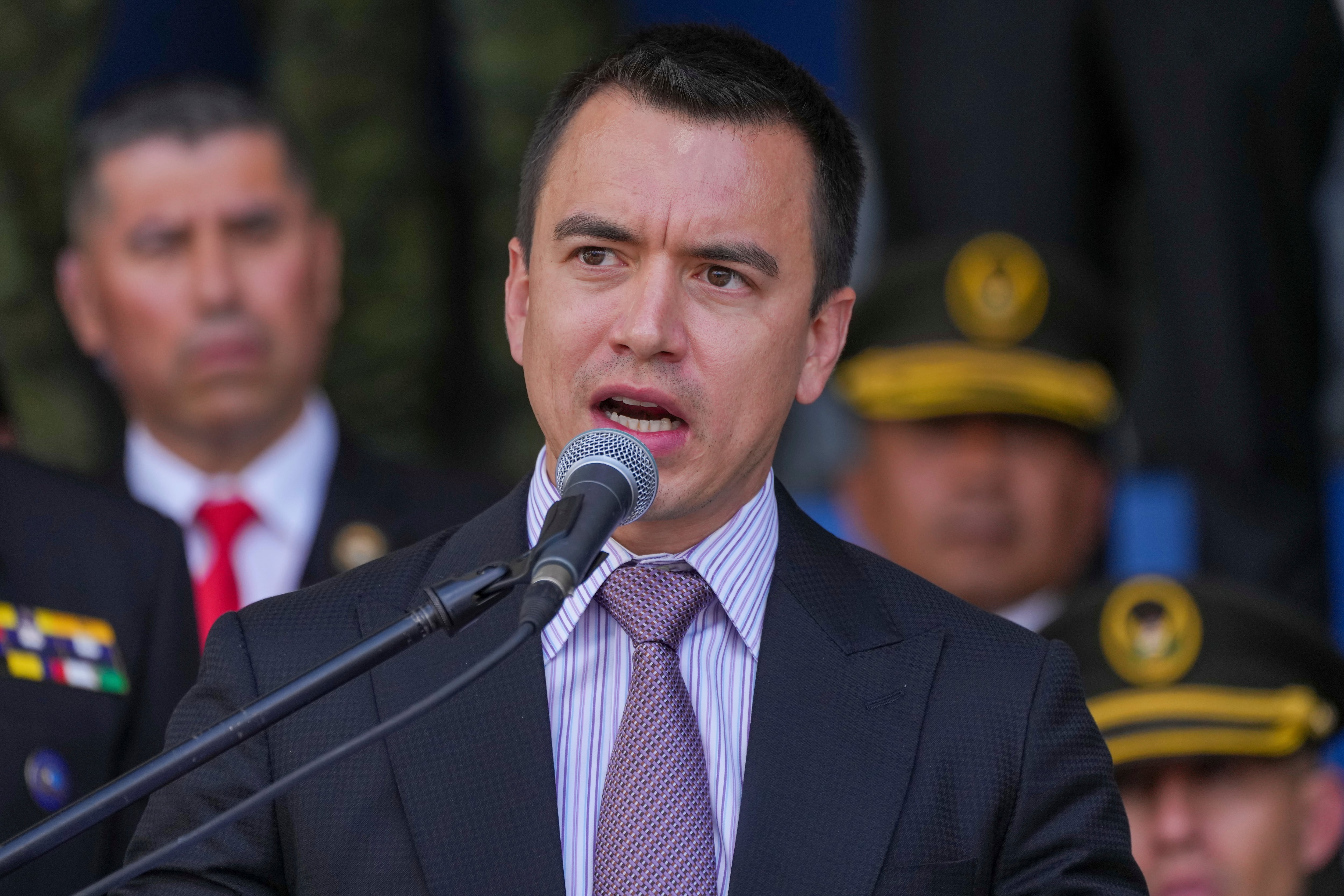 El presidente de Ecuador, Daniel Noboa, habla durante una ceremonia de entrega de equipos a la policía, en la Gral. Escuela de policía Alberto Enríquez Gallo en Quito, Ecuador, lunes 22 de enero de 2024.