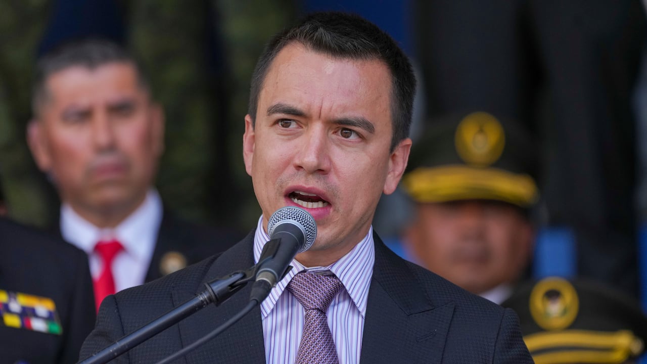 El presidente de Ecuador, Daniel Noboa, habla durante una ceremonia de entrega de equipos a la policía, en la Gral. Escuela de policía Alberto Enríquez Gallo en Quito, Ecuador, lunes 22 de enero de 2024.