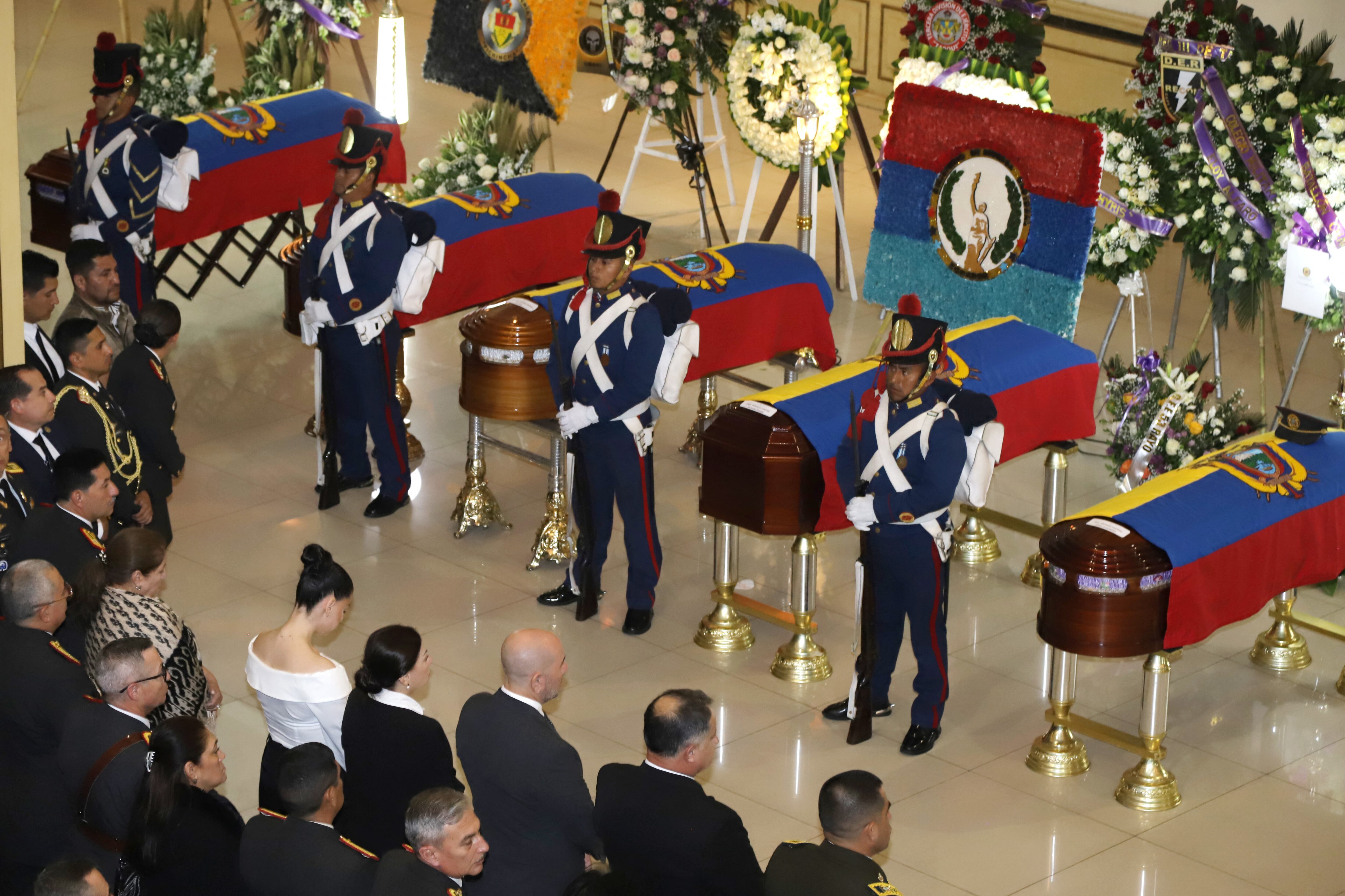 Soldados custodian los féretros de los 11 soldados fallecidos la víspera, durante su velatorio en el Colegio Militar Eloy Alfaro de Quito el 10 de mayo de 2025. Ecuador declaró tres días de duelo nacional por la muerte de 11 soldados, quienes, según el ejército, fueron asesinados por guerrilleros disidentes de las FARC en una emboscada en Alto Punino, cerca de la frontera con Colombia.