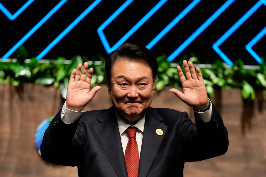 El presidente de Corea del Sur, Yoon Suk Yeol, saluda durante una ceremonia de entrega de poder en la cumbre del Foro de Cooperación Económica Asia-Pacífico
