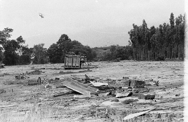 La avalancha, que alcanzó unos 300 kilómetros por hora, desplazó de su lugar original casas, autos y todo lo que encontró a su paso. El camión (fondo) se alza entre el barro como un símbolo del poder de la Naturaleza.