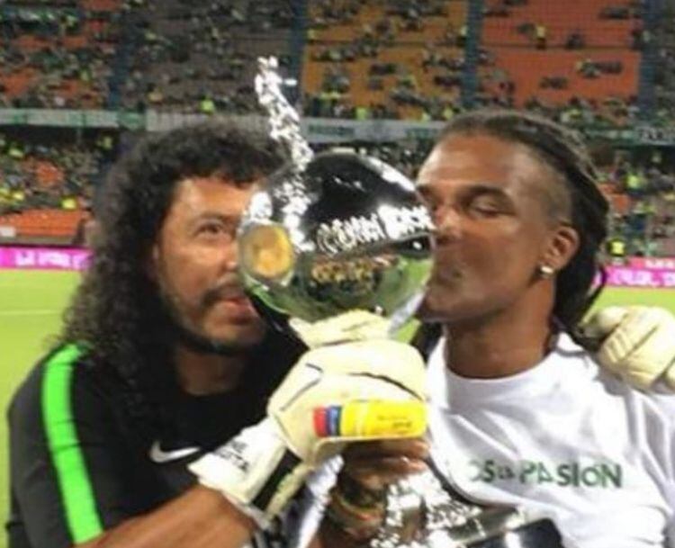 Jhon Jairo Tréllez y rené Higuita en el homenaje que hizo Atlético Nacional a los campeones de la Copa Libertadores del año 1989, llevado a cabo en el Estadio Atanasio >Girardot