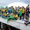 Los manifestantes, partidarios del expresidente de Brasil, Jair Bolsonaro, se paran en el techo del edificio del Congreso Nacional después de que lo asaltaron, en Brasilia, Brasil, el domingo 8 de enero de 2023. (AP Photo/Eraldo Peres, File)