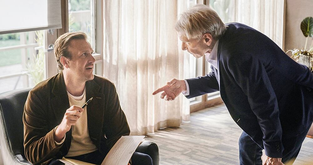 Jason Segel y Harrison Ford dándole un giro distinto a la psicología. Imagen: appleTV+