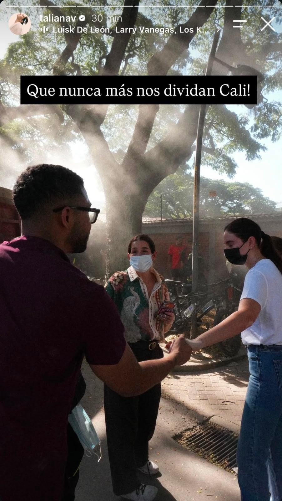 La exreina ha visitado centros de acopio donde se reciben alimentos y artículos de primera necesidad.
