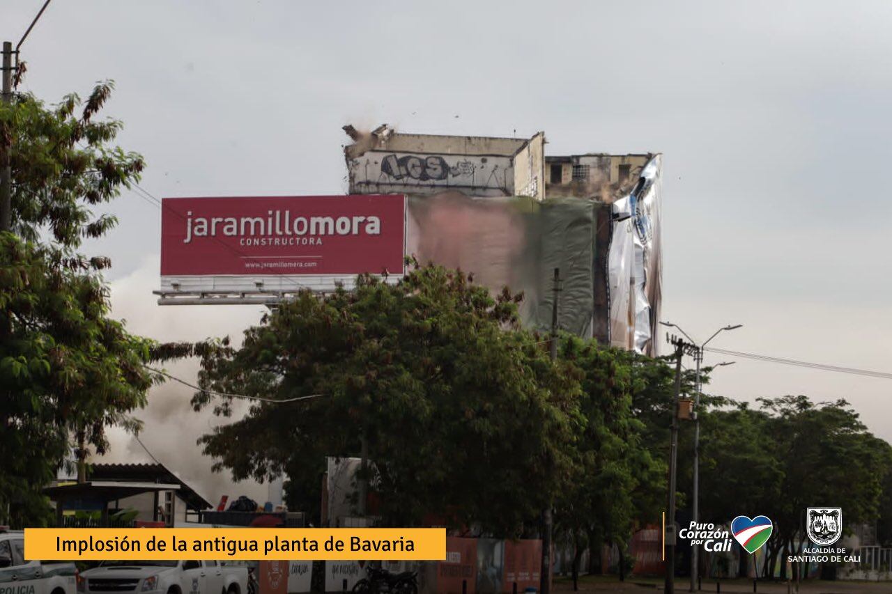 La edificación fue demolida con una implosión controlada
