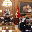 En esta imagen, distribuida por el gobierno de Corea del Norte, el líder del país, Kim Jong Un (centro), durante una reunión con altos cargos del partido gobernante, en Pyongyang, el 7 de junio de 2021. (Agencia Central de Noticias de Corea/Korea News Service vía AP)