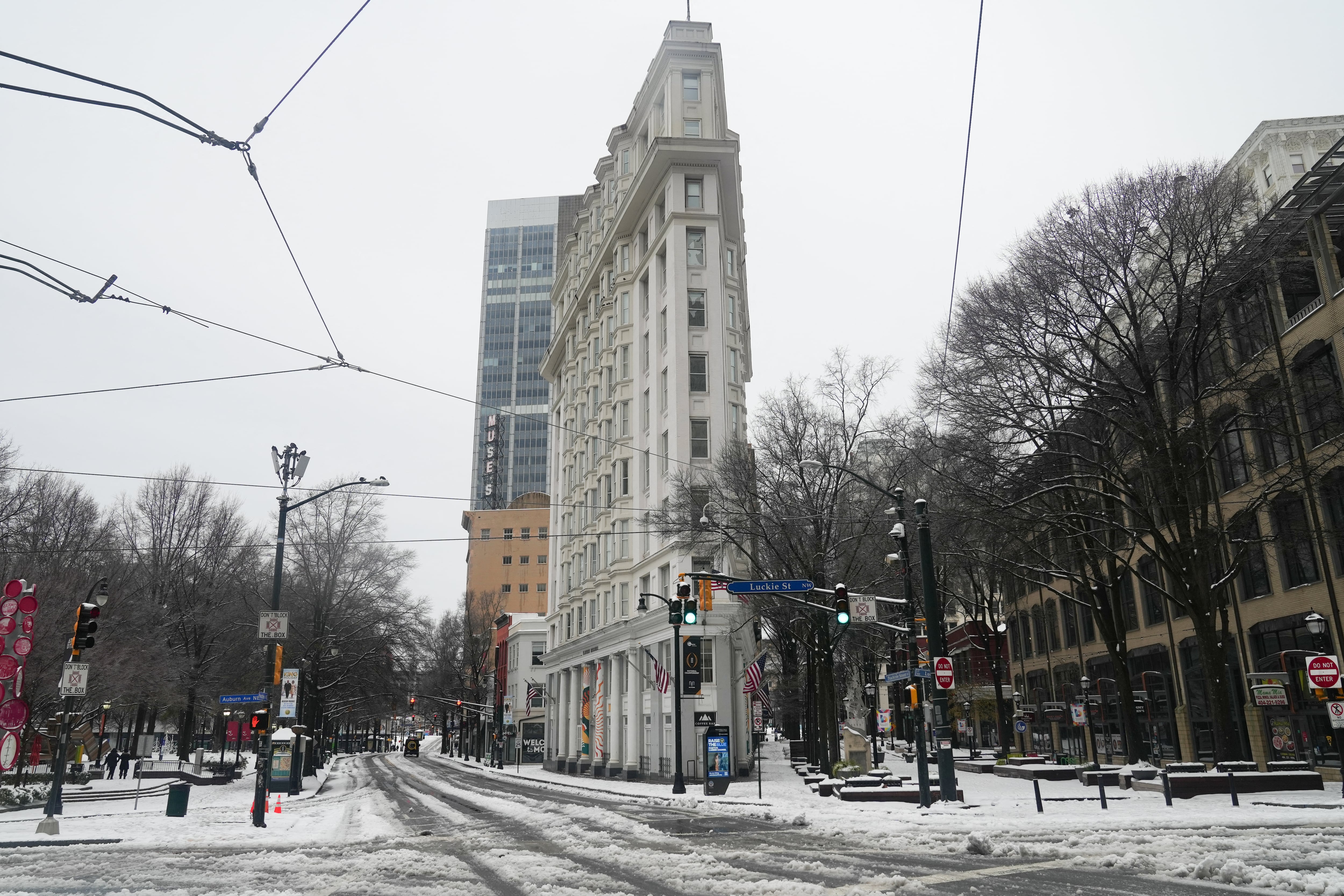 La nieve cubre partes de Atlanta luego de una tormenta de nieve el 10 de enero de 2025 en Atlanta, Georgia. Atlanta ha experimentado una cantidad significativa de nieve, pero se está preparando para el hielo que se espera que venga después.