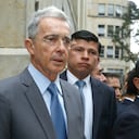 expresidente Alvaro Uribe y su abogado defensor, Jaime Granados, acudieron al Palacio de Justicia para presentar un documento de 125 paginas con sus objeciones contra el auto de hace una semana, en el que la Corte Suprema de Justicia determino investigar al exmandatario por manipulación de testigos
en contra del tambien congresista Ivan Cepeda
Bogota feb 23 2018
foto Guillermo Torres revista Semana