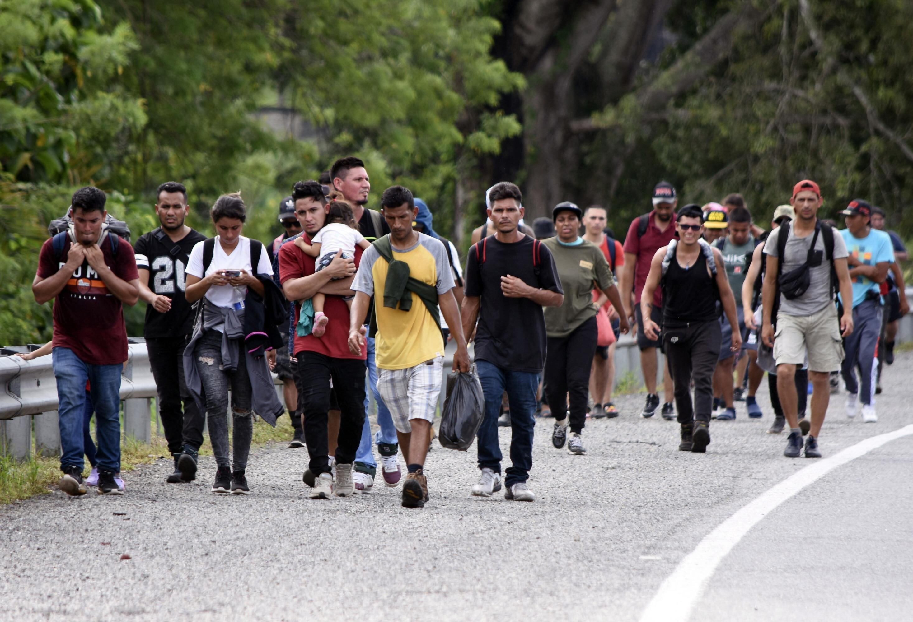 Migrantes venezolanos caminan hacia Tapachula desde Huixtla, estado de Chiapas, México, con la esperanza de llegar a Estados Unidos.