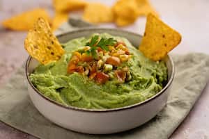 El guacamole es usado para acompañar una variedad de alimentos.