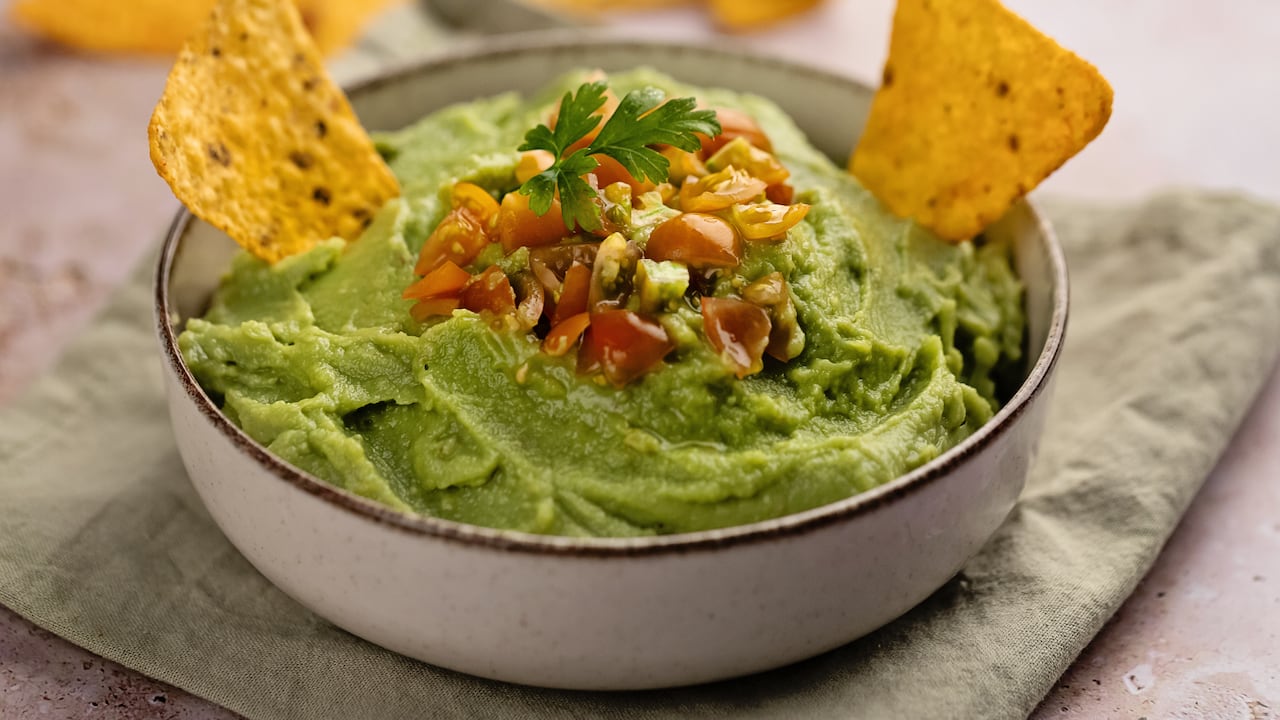 El guacamole es usado para acompañar una variedad de alimentos.