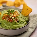 El guacamole es usado para acompañar una variedad de alimentos.
