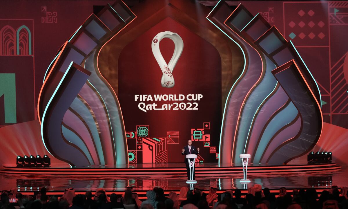 ARCHIVO - El presidente de la FIFA durante el sorteo de la Copa Mundial de Qatar 2022 en el Centro de Exhibiciones y Convenciones de Doha, el 1 de abril de 2022. (AP/Hassan Ammar)