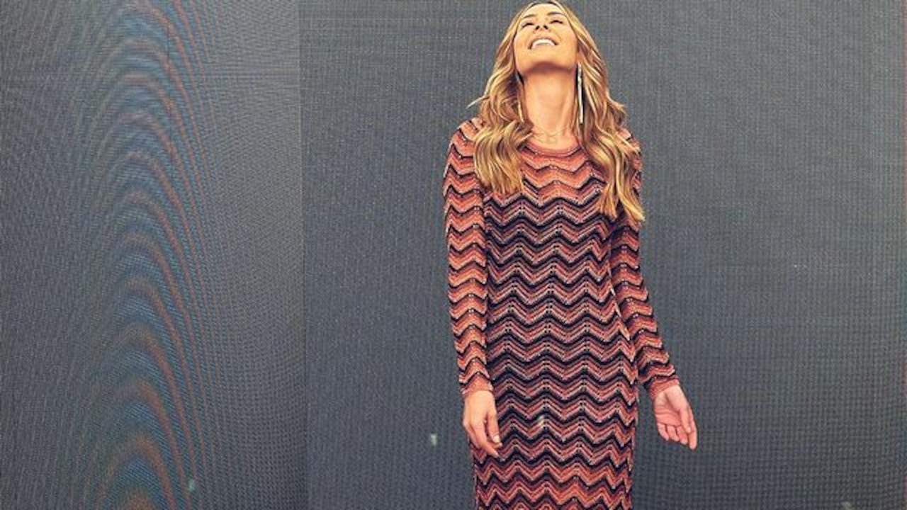 La presentadora lució un vestido elegante