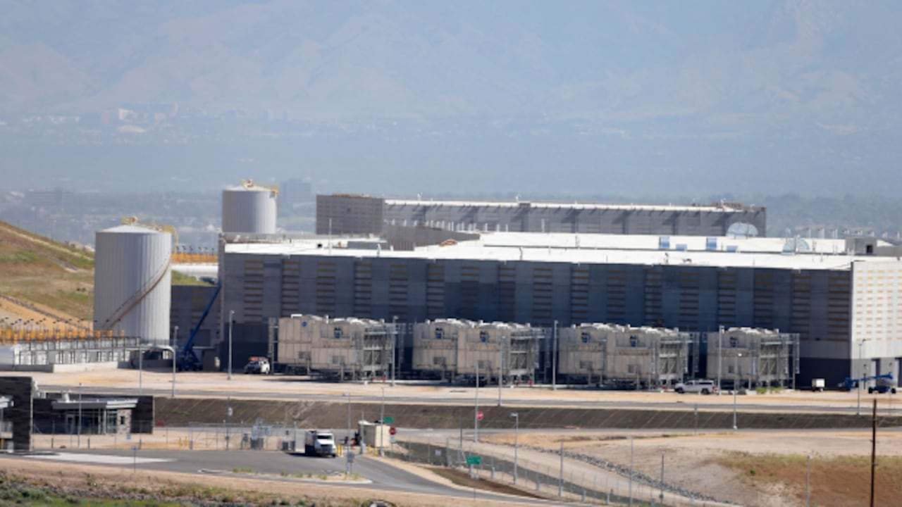 La Agencia de Seguridad Nacional, una agencia de Inteligencia del gobierno de Estados Unidos, sorprendió al mundo luego de que se conoció la labor de espionaje que realizaba.
Hace poco construyó una gigantesca instalación en el estado de Utah, en un lugar casi completamente despoblado.
