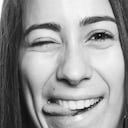 Una mujer seria hace un mueca en soho.