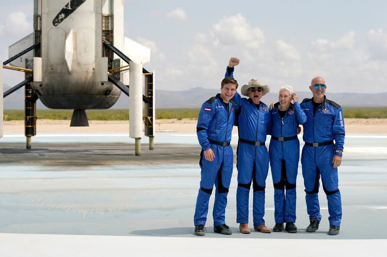 En esta foto proporcionada por Blue Origin, el cohete New Shepard de Blue Origin despega desde una plataforma de lanzamiento de un puerto espacial cerca de Van Horn, Texas, el martes 20 de julio de 2021. El cohete transporta pasajeros Jeff Bezos, fundador de Amazon y la compañía de turismo espacial Blue Origin, su hermano Mark Bezos, Oliver Daemen y Wally Funk. (Origen azul a través de AP)