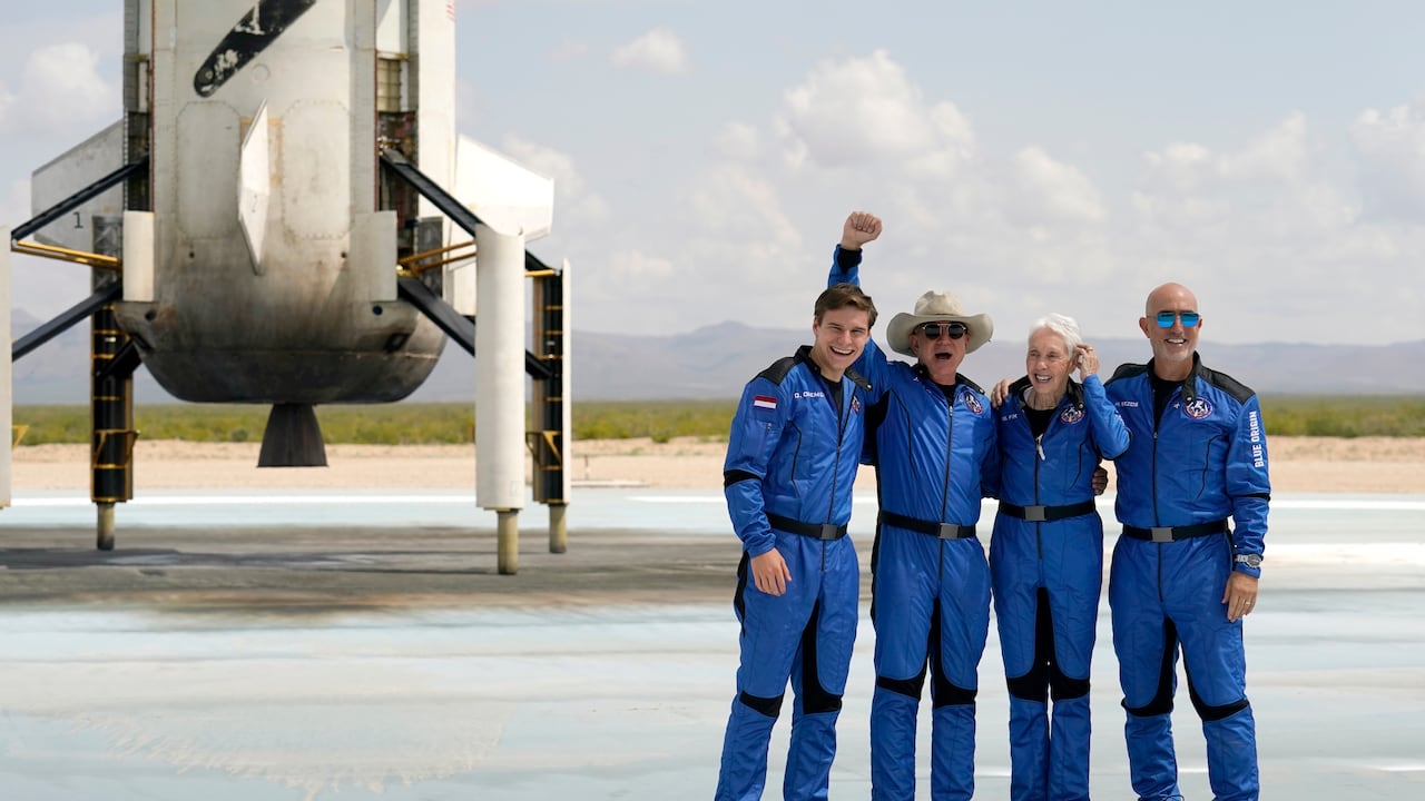 En esta foto proporcionada por Blue Origin, el cohete New Shepard de Blue Origin despega desde una plataforma de lanzamiento de un puerto espacial cerca de Van Horn, Texas, el martes 20 de julio de 2021. El cohete transporta pasajeros Jeff Bezos, fundador de Amazon y la compañía de turismo espacial Blue Origin, su hermano Mark Bezos, Oliver Daemen y Wally Funk. (Origen azul a través de AP)