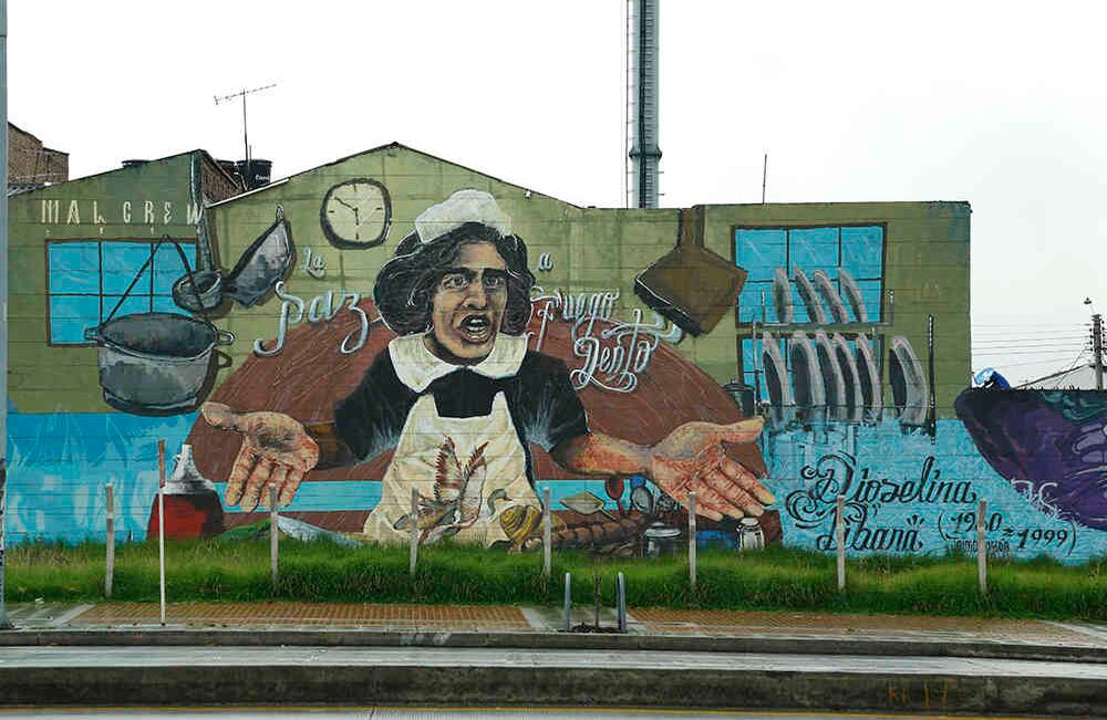 Mal Crew. El grafiti de Dioselina Tibaná fue el que reemplazó el antiguo grafiti de Jaime Garzón que tenia la frase  “... hasta aquí las sonrisas país de mierda…”.