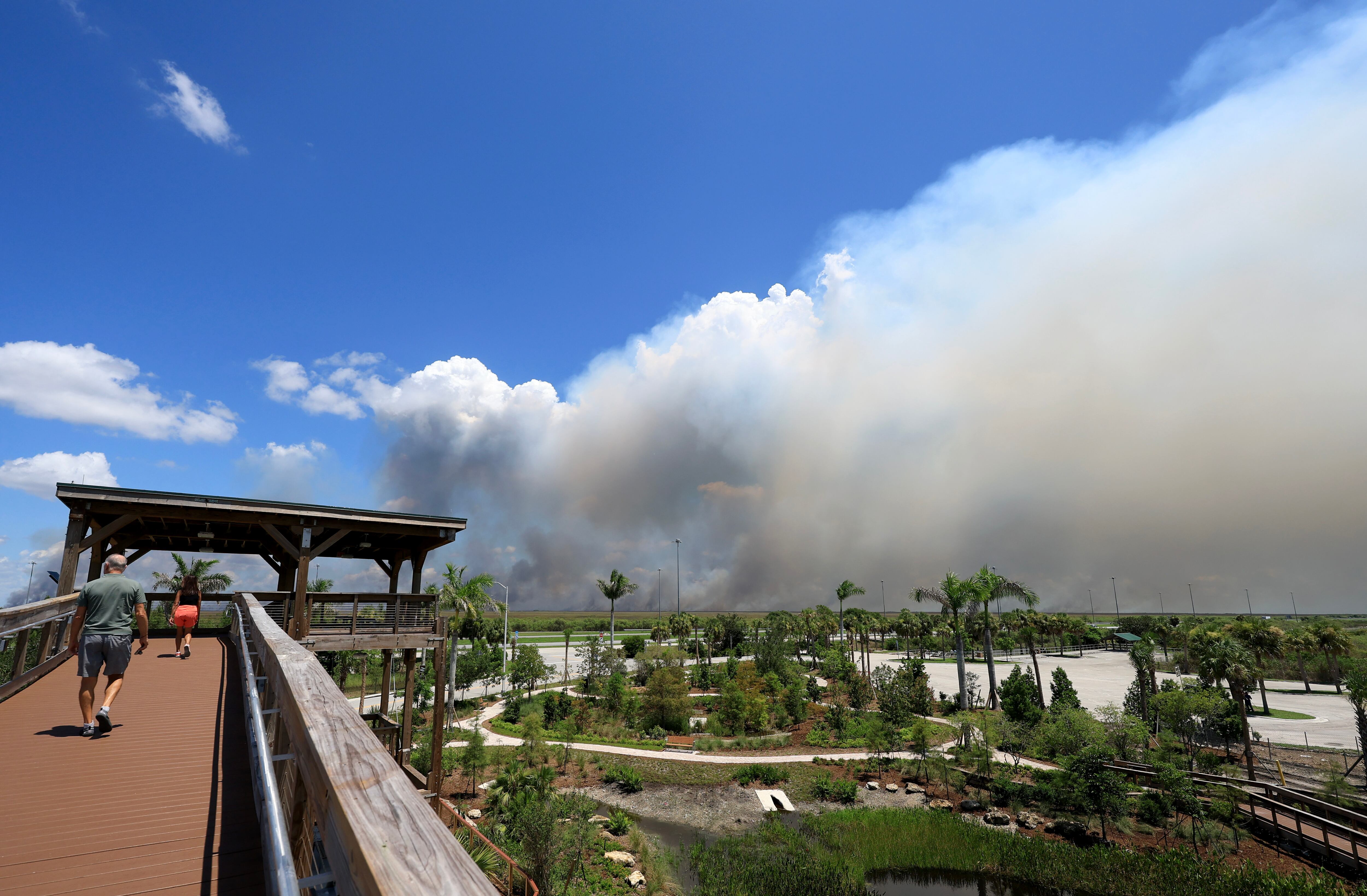 Aproximadamente 2,000 acres están ardiendo entre dos incendios de maleza, según el Servicio Forestal de Florida, pero actualmente no se reportan estructuras en peligro.