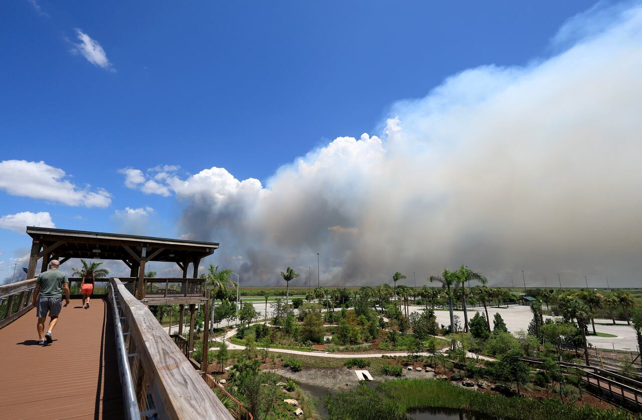 Aproximadamente 2,000 acres están ardiendo entre dos incendios de maleza, según el Servicio Forestal de Florida, pero actualmente no se reportan estructuras en peligro.