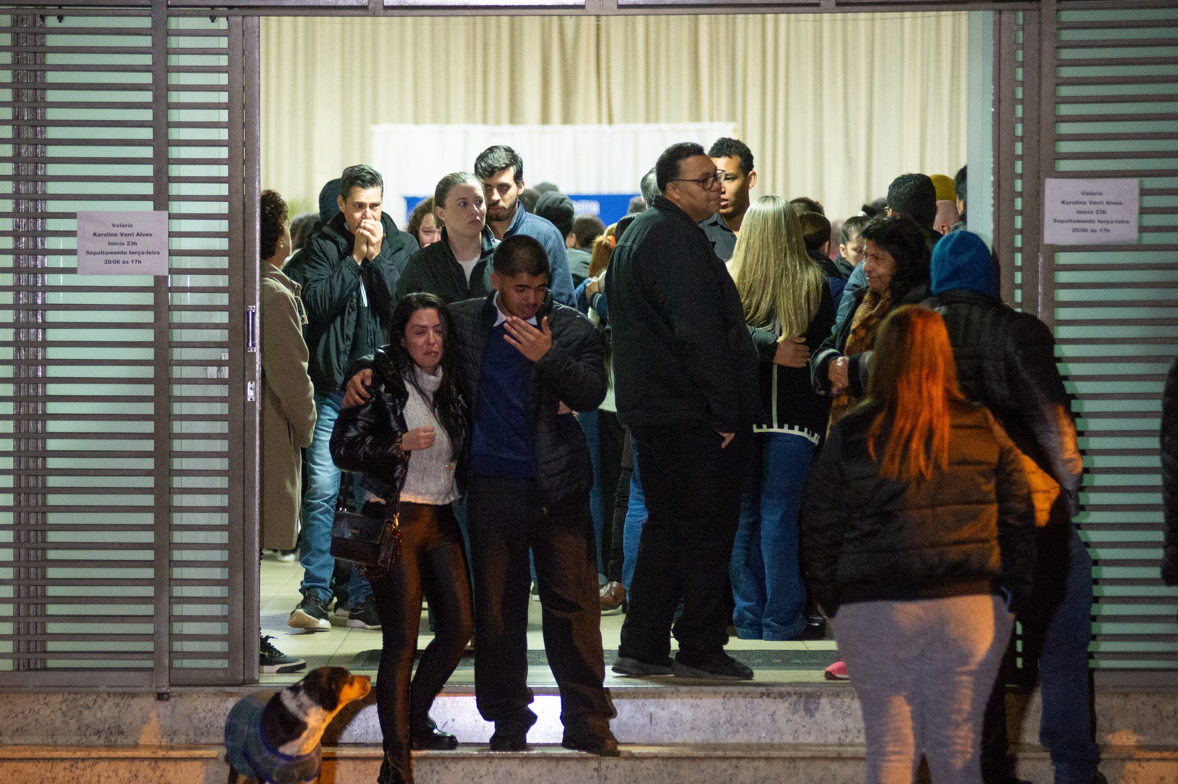 Una niña de 16 años murió en el lugar el lunes, cuando un exalumno llegó a la escuela diciendo que necesitaba una transcripción, luego sacó un arma y comenzó a disparar. (Foto de HENRIQUE CAMPINHA / AFP)