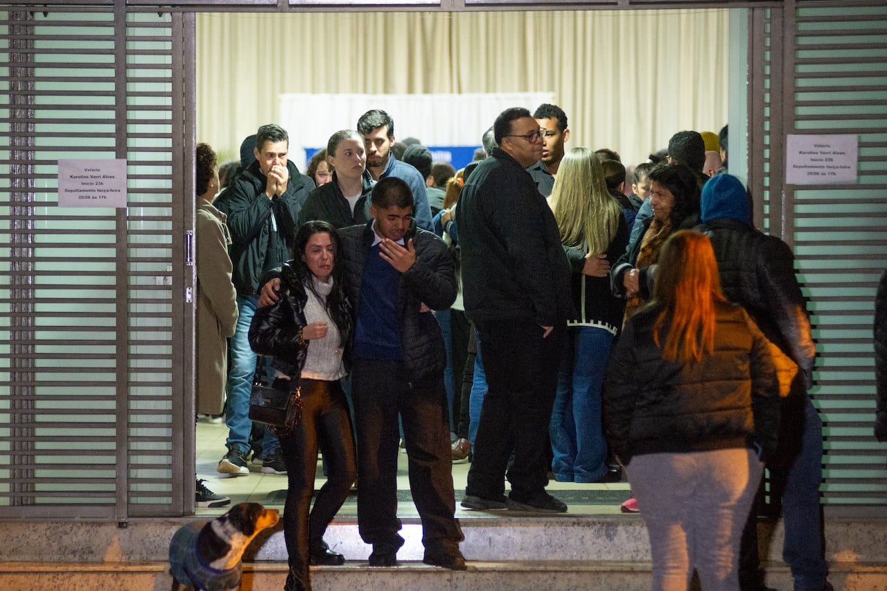 Una niña de 16 años murió en el lugar el lunes, cuando un exalumno llegó a la escuela diciendo que necesitaba una transcripción, luego sacó un arma y comenzó a disparar. (Foto de HENRIQUE CAMPINHA / AFP)