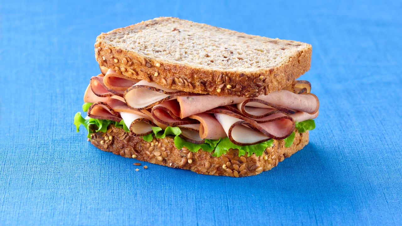 Antes de consumir pavo procesado, verifique el lote de producción