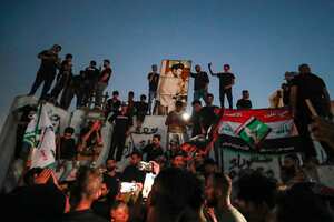 Los manifestantes incendiaron la embajada de Suecia en la capital iraquí a principios del 20 de julio antes de la quema planificada de un Corán en Suecia. Foto: AFP