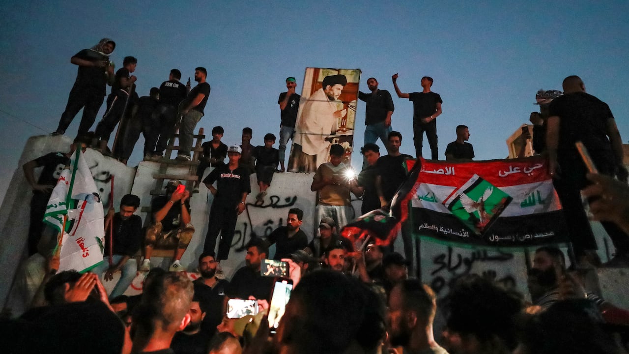 Los manifestantes incendiaron la embajada de Suecia en la capital iraquí a principios del 20 de julio antes de la quema planificada de un Corán en Suecia. Foto: AFP