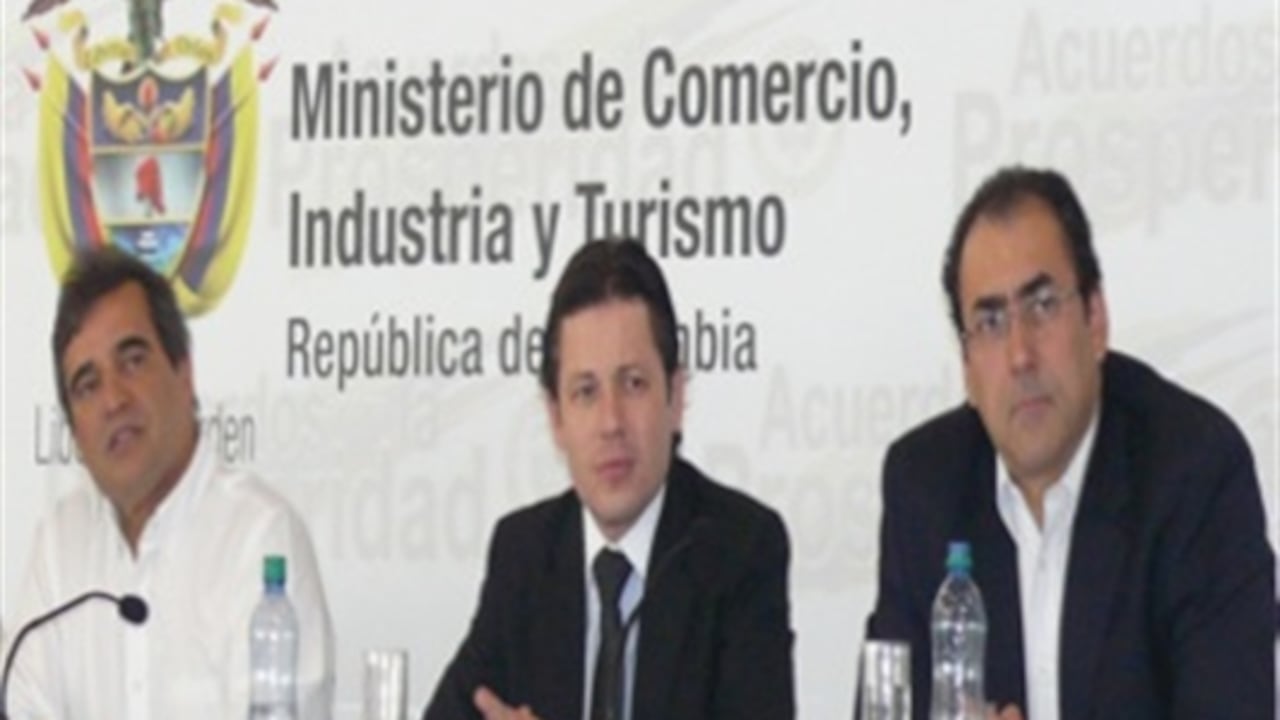El Ministro de Comercio, Industria y Turismo, Sergio Díaz-Granados (derecha), y dos de sus Viceministros: Carlos de Hart, de Desarrollo Empresarial (centro), y Oscar Rueda García, de Turismo, en el marco de la instalación del certamen.