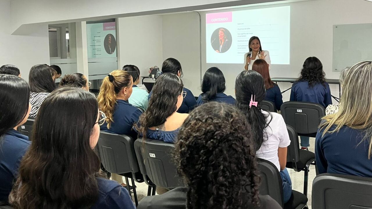 Por medio de los ‘Los cinco pilares de la mujer encantadora’, Claudia Lorena Gómez, administradora de empresas vallecaucana, ayuda a fortalecer el liderazgo femenino. “Ser una mujer encantadora no significa ser perfecta ni es una cualidad: es una decisión”. dice.