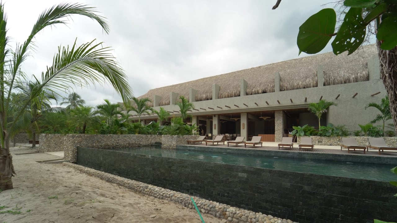 Ubicado en una de las zonas más privilegiadas del Caribe, entre Santa Marta y Riohacha, Palomino se ha convertido en un secreto a voces para viajeros sofisticados que buscan algo más que sol y playa.