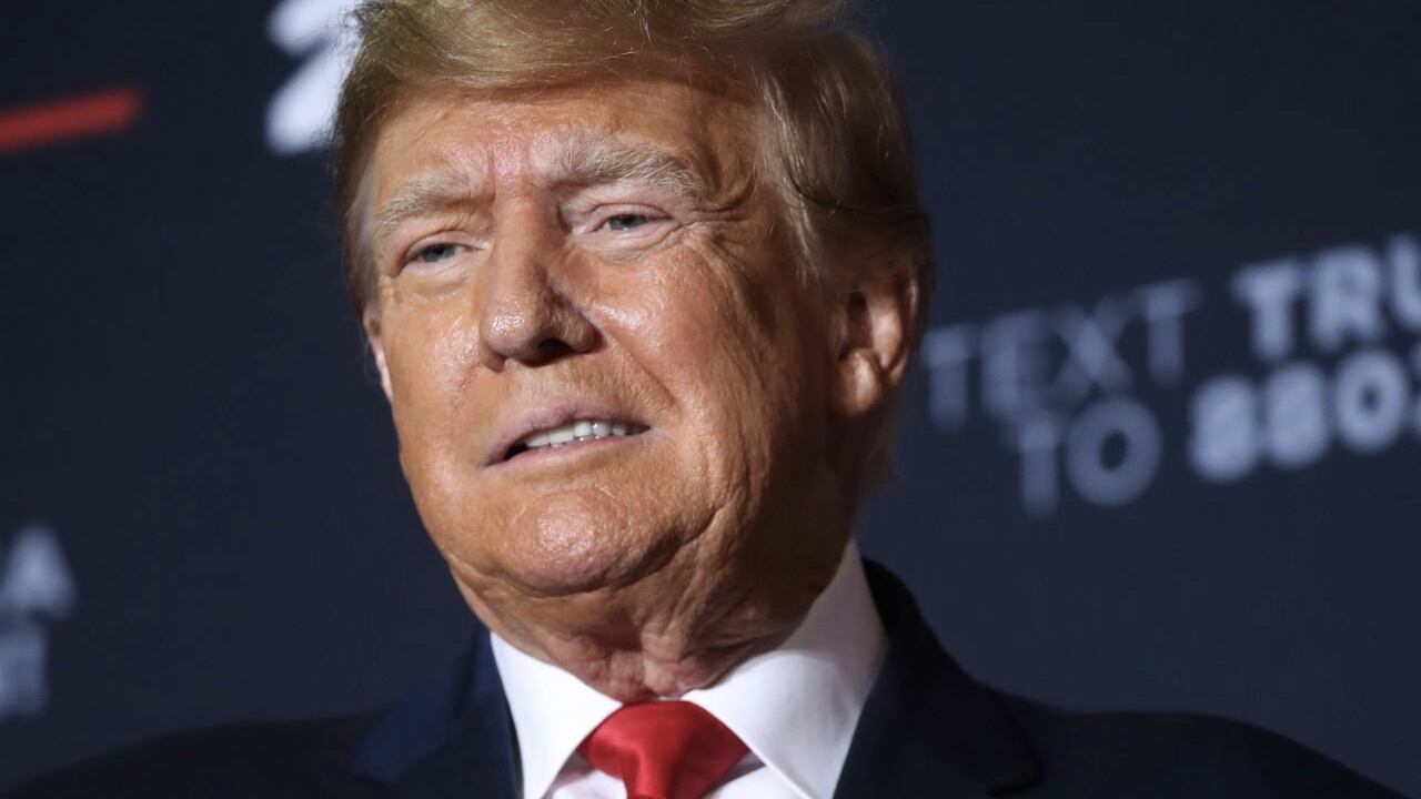 Donald Trump en su evento en New Hampshire que hace parte de su gira por Estados Unidos.